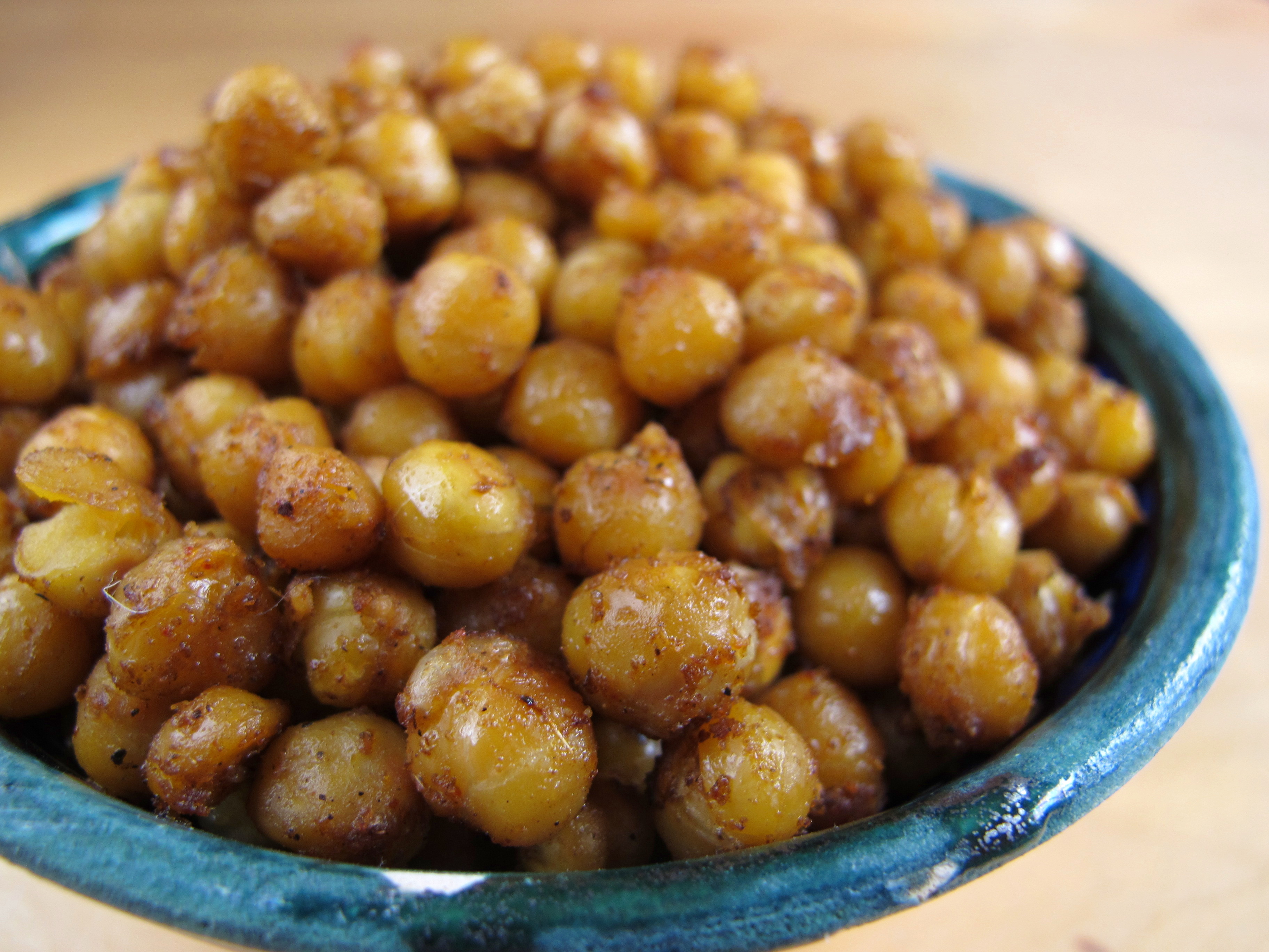 נשנוש חומוס אפוי בשתי גרסאות