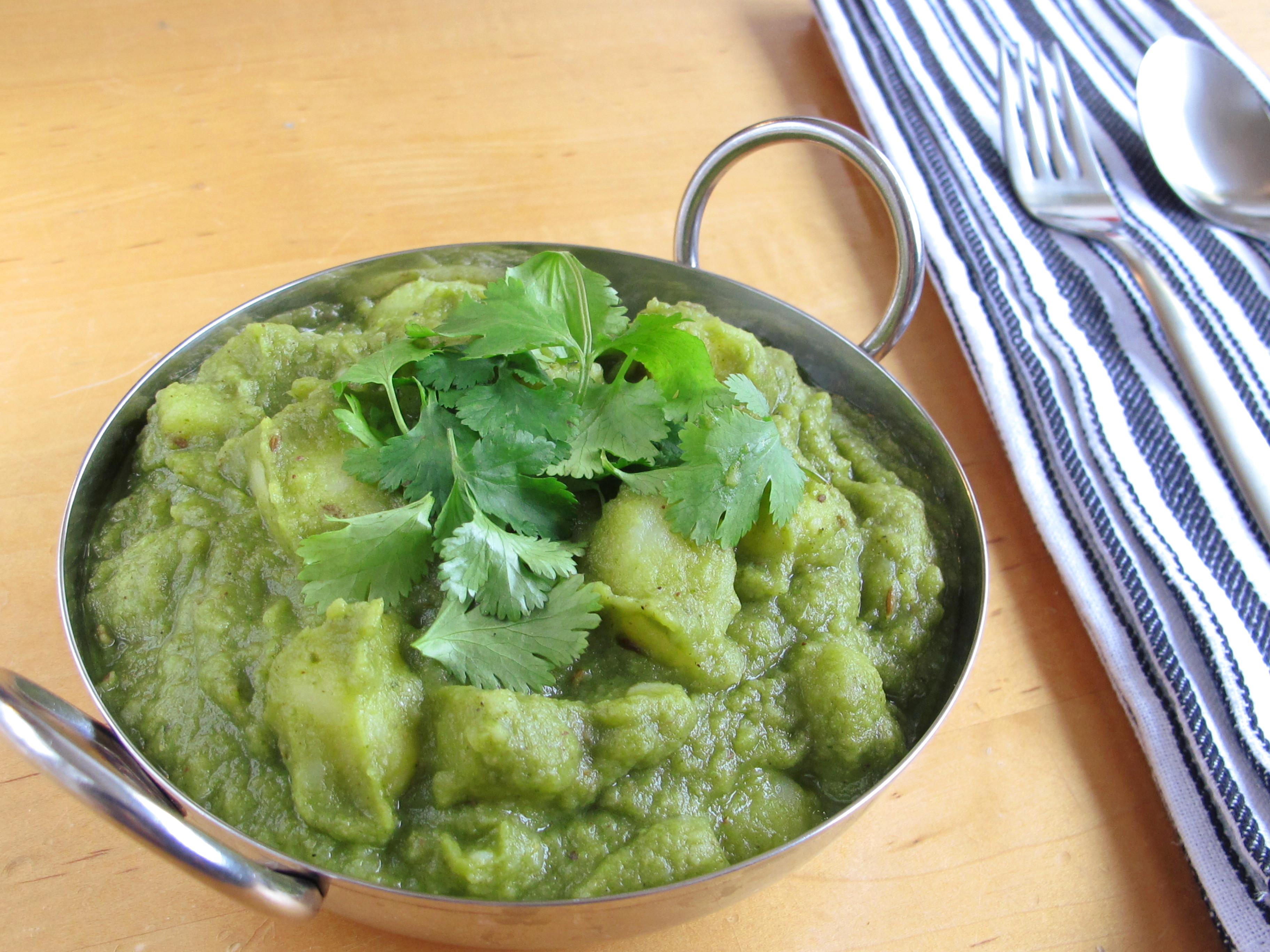 קארי תפוחי אדמה בכוסברה ונענע